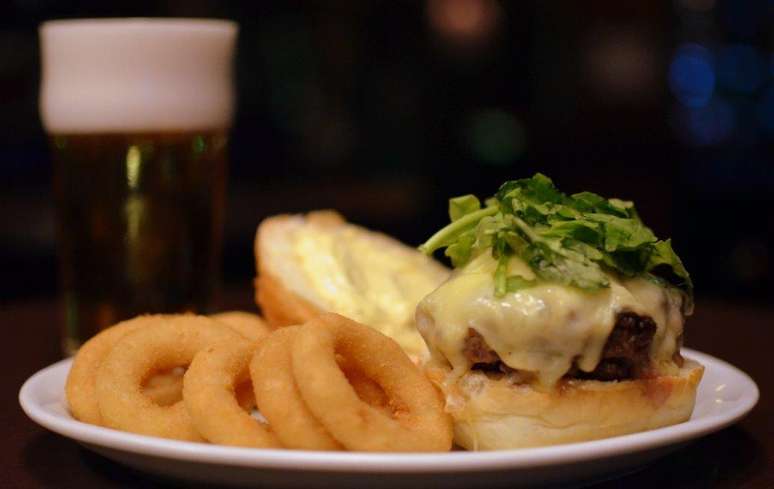 <p><strong>Dublin: </strong>hambúrguer de costela (R$ 29): 180g de costela moída, maionese de mostarda (feita com grãos de mostarda), rúcula, queijo e onion rings, servido no pão de hamburguer</p>