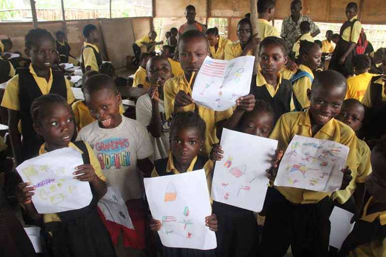 As crianças fizeram desenhos em agradecimento que serão entregues aos doadores da campanha pela contrução da escola