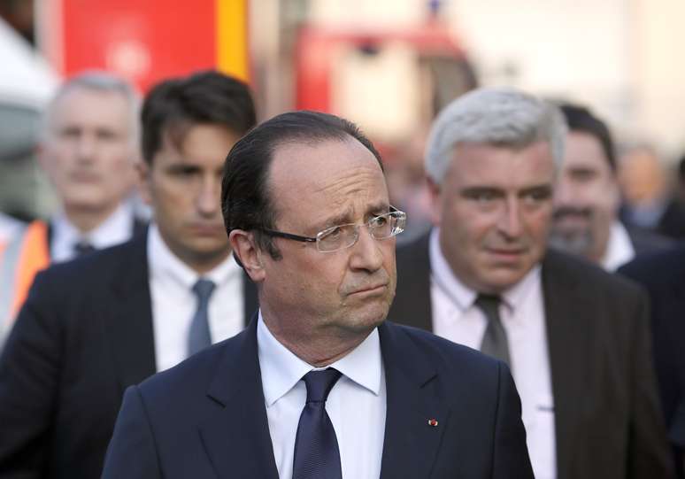 <p> Presidência da República informou da visita de Hollande ao local do acidente, situado 20 quilômetros ao sul da capital francesa</p>