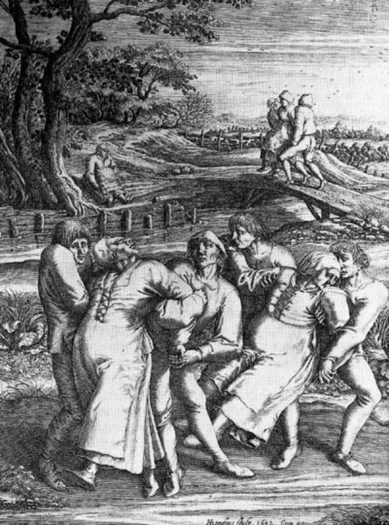 <p>Gravura de Henricus Hondius sobre esboço de Pieter Brueghel, o Velho, que testemunhou um caso de praga de dança em 1564. Na imagem, três mulheres vítimas são socorridas por homens</p>