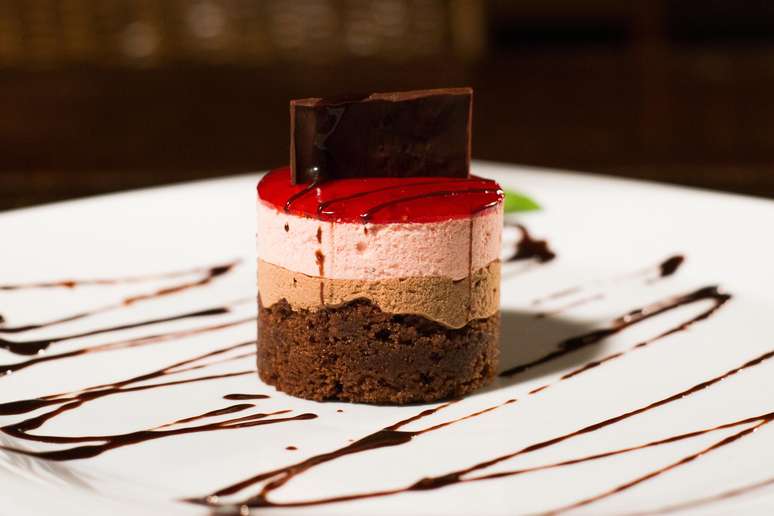 <p>A torta de morango com calda de chocolate é opção de sobremesa no almoço no restaurante Ilê</p>