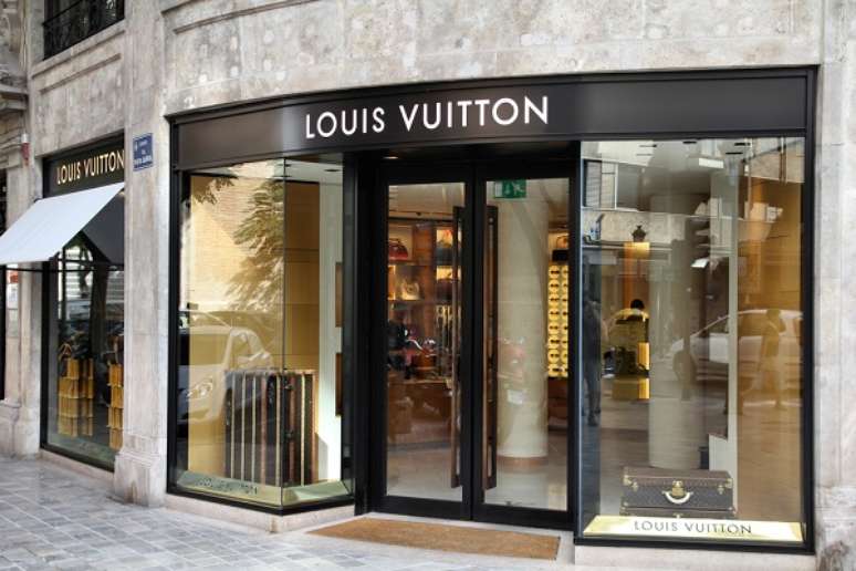 <p>Louis Vuitton e Chanel estão entre as marcas de bolsa mais procuradas no mercado de luxo. Cada uma custa em média R$ 2 mil por unidade</p>