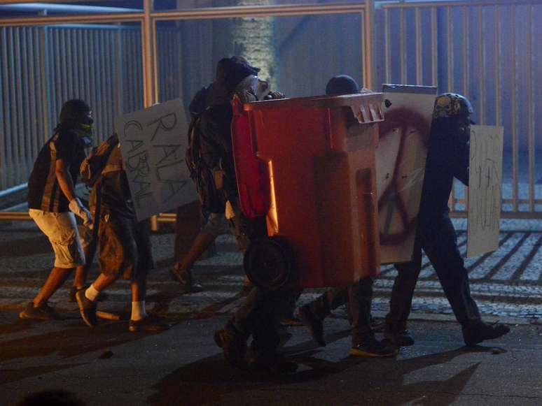 <p>Manifestantes e a polícia entraram em confronto nas proximidades do Palácio Guanabara, sede do governo do Estado, durante protesto contra o governador Sérgio Cabral</p>