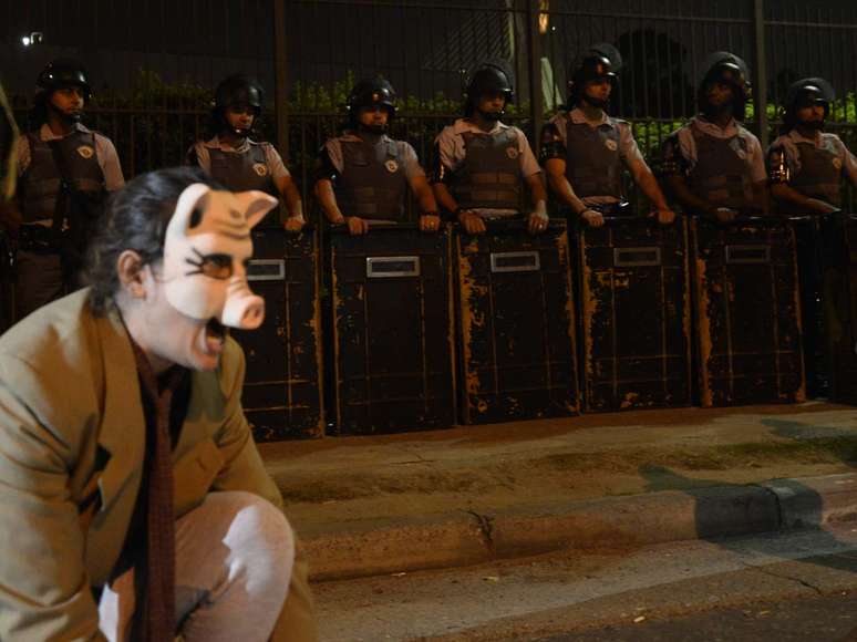 <p>Cerca de 500 manifestantes ligados a v&aacute;rios movimentos sociais participaram, na noite desta quinta-feira, de um protesto pela democratiza&ccedil;&atilde;o da m&iacute;dia em frente &agrave; sede da Rede Globo, na zona sul de S&atilde;o Paulo</p>