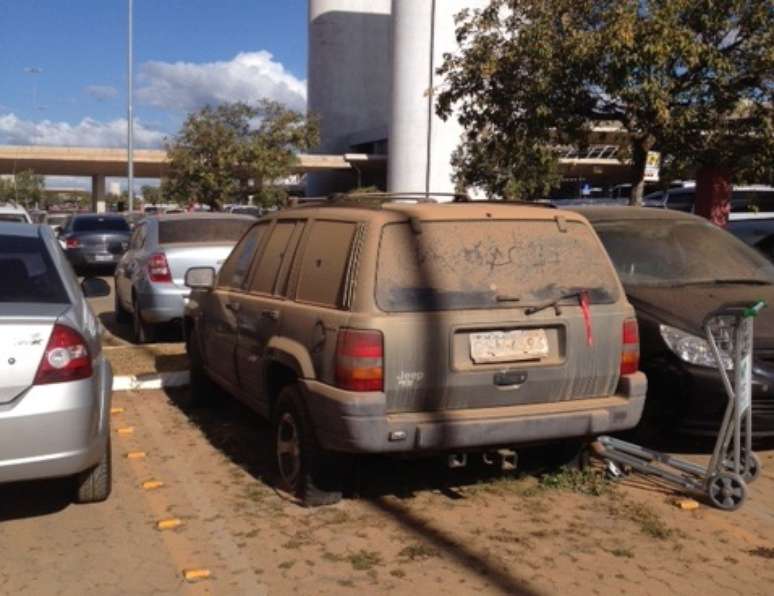 <p>Veículo coberto de poeira está há cinco anos abandonado no estacionamento do aeroporto de Confins, em Minas Gerais</p>