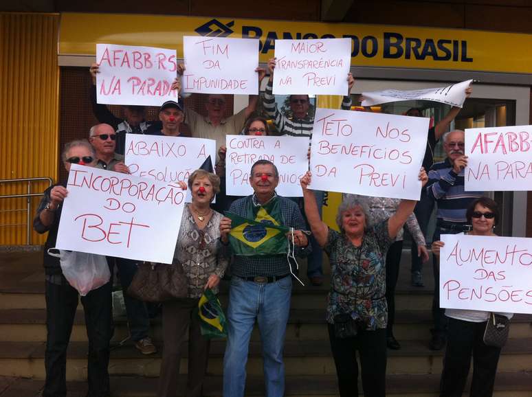 <p>Aposentados e pensionistas ex-funcionários do Banco do Brasil protestaram em frente à agência em Porto Alegre </p>
