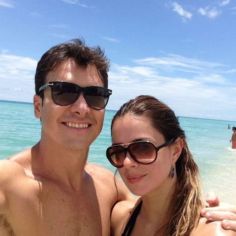 Vera Viel está curtindo as férias com Rodrigo Faro