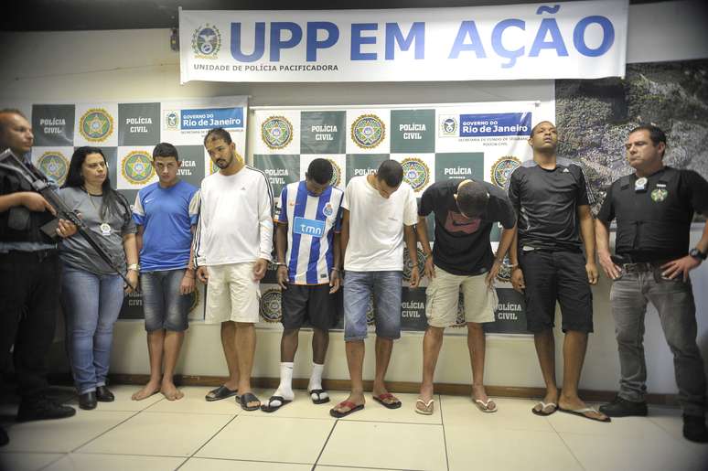 Polícia apresenta parte dos presos em operação na favela da Rocinha