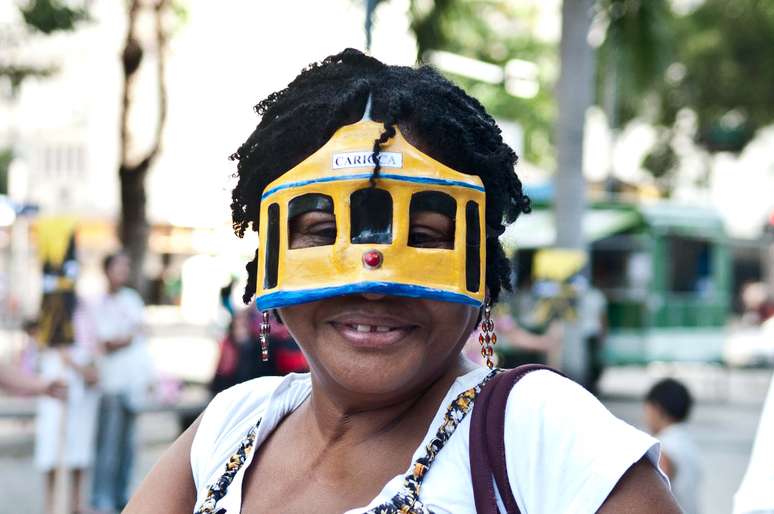 13 de julho - Manifestante usa máscara em forma de bonde durante protesto no Rio