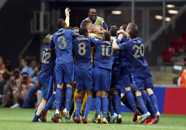 Jogadores da França comemoram depois de vitória nos pênaltis sobre o Uruguai que garantiu o título do Mundial Sub-20