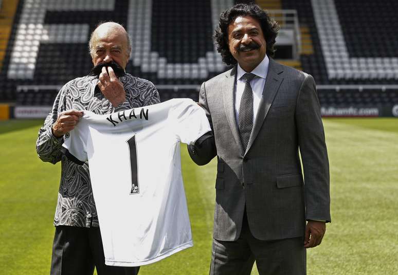 Mohamed Al Fayed (&agrave; esq.) prometeu arrancar bigode de Shahid Khan se ele n&atilde;o conservar a est&aacute;tua de Michael Jackson