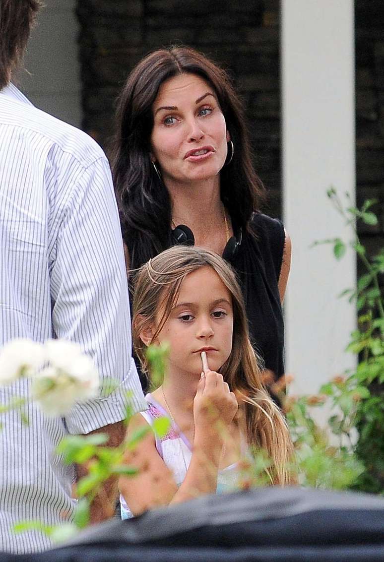 <p>Courteney Cox levou a filha Coco ao set de seu novo projeto, em Los Angeles, na quinta-feira (11). A atriz estava dirigindo Seann William Scott</p>