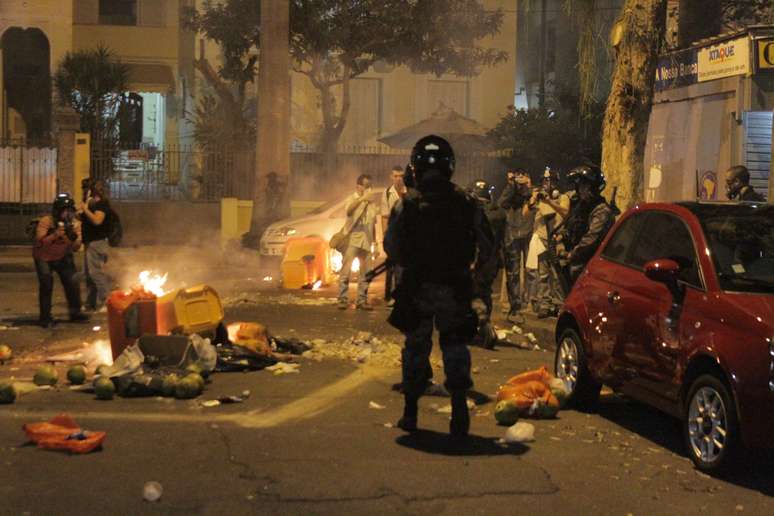 <p>&nbsp;Manifestantes e a pol&iacute;cia entraram em confronto nas proximidades do Pal&aacute;cio Guanabara, sede do governo do Estado</p>