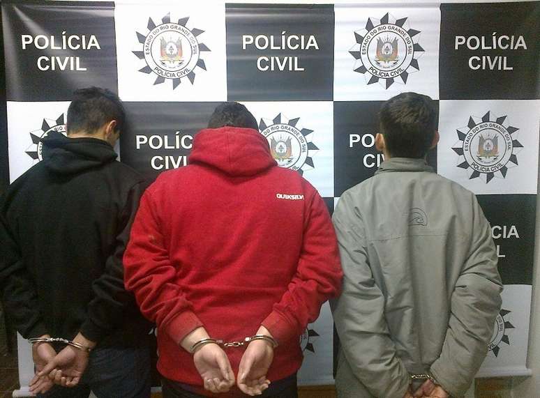 Policiais prenderam três suspeitos de tráfico de droga em Guaíba, região metropolitana de Porto Alegre