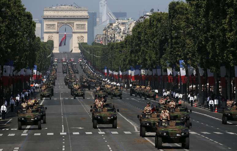 <p>Membros das Forças Armadas francesas desfilam na avenida Champs-Elysées, em Paris, durante a comemoração do aniversário do início da Revolução Francesa, comerado em 14 de julho de 1789</p>