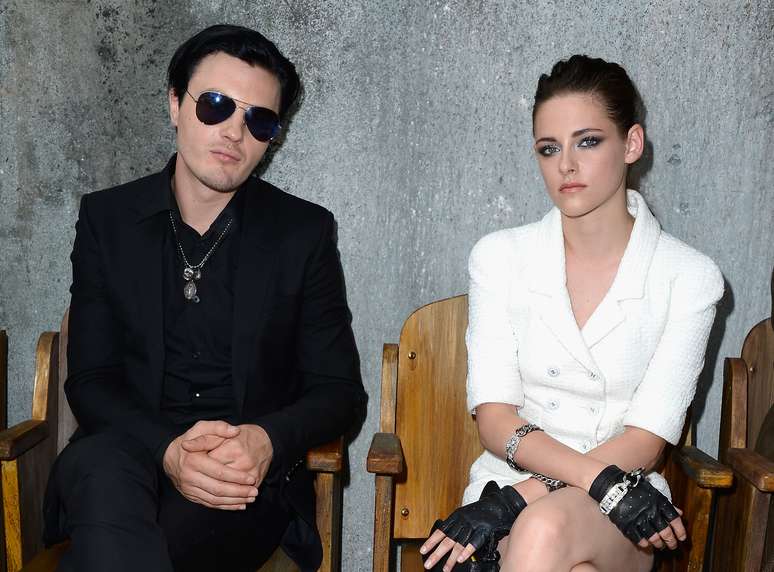 <p>Michael Pitt e Kristen Stewart no Paris Fashion Week</p>