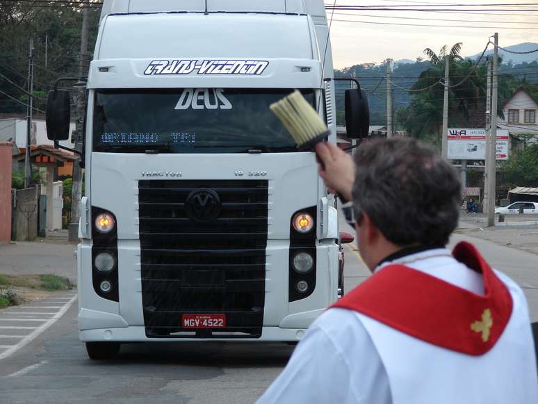 O padre Everaldo Alves abençoa os veículos que participam da carreata