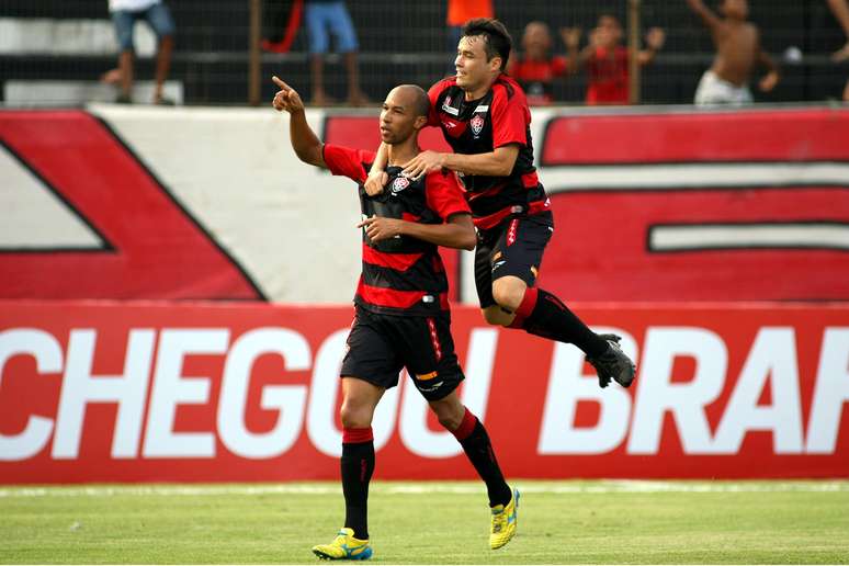 Dinei iniciou a reação do Vitória em contra-ataque e fez seu gol no primeiro tempo