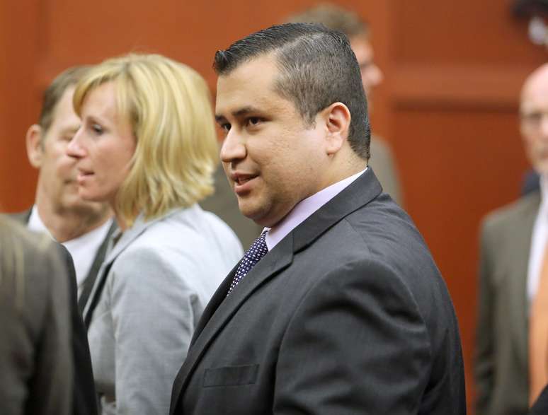 Zimmerman sorri após absolvição