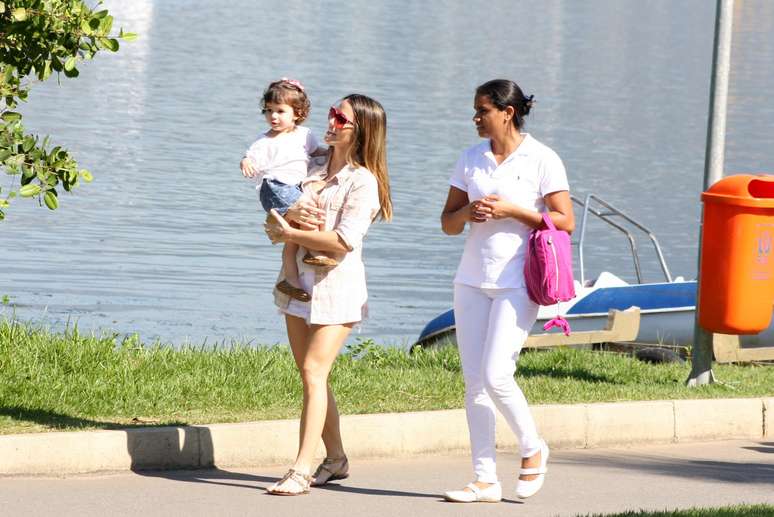 <p>Fernanda Pontes levou a filha Malu, de 3 anos, para curtir o domingo na Lagoa Rodrigo de Freitas, no Rio. Virna também estava por lá com o filho Pedro, de 2 anos, e Maria, de apenas três meses</p>