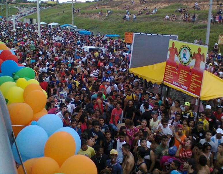  10&ordf; edi&ccedil;&atilde;o da Parada Gay de S&atilde;o Lu&iacute;s reuniu cerca de 200 mil pessoas na avenida Litor&acirc;nea, na orla de S&atilde;o Lu&iacute;s, na tarde deste domingo