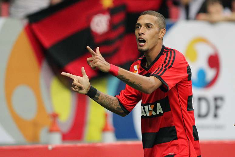 Paulinho comemora depois de abrir o placar do clássico entre Vasco e Flamengo