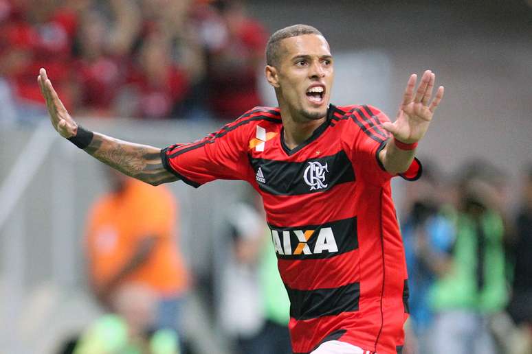 Paulinho abriu o placar para o Flamengo no primeiro tempo em Brasília