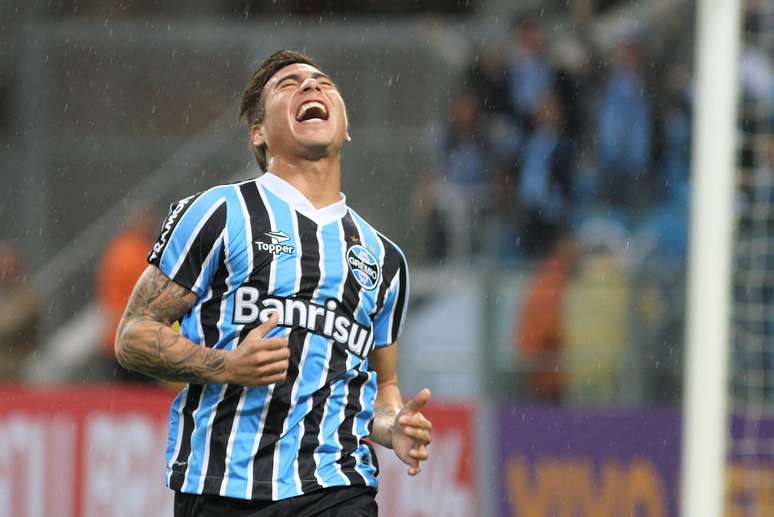 <p>Vargas dificilmente ficará no Grêmio para 2014; interessado, Santos tenta convencer o Napoli a ceder o chileno por empréstimo novamente</p>