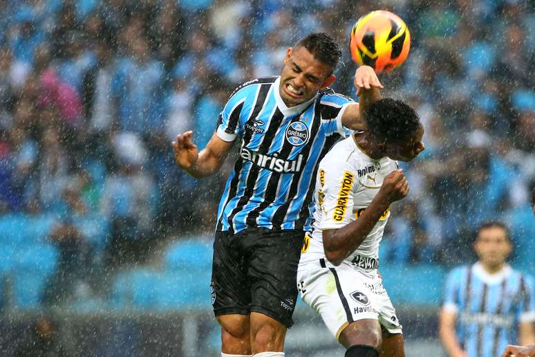 <p>Zagueiro do clube tricolor sentiu lesão em duelo contra o Criciúma</p>
