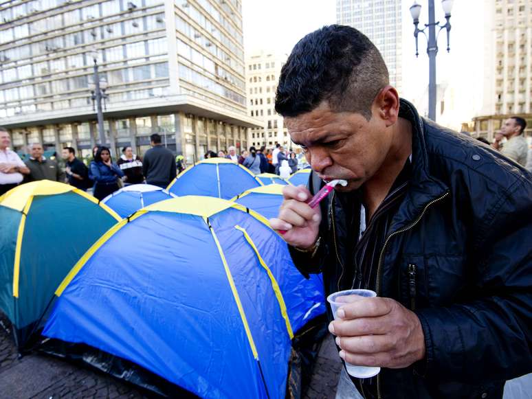 <p>Além das barracas, uma grande tenda também foi montada no local para que os manifestantes possam comer</p>