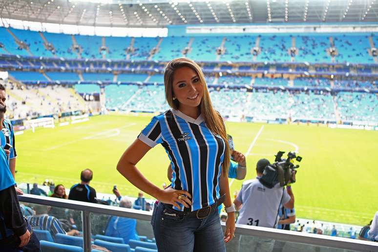 A vit&oacute;ria do Gr&ecirc;mio sobre o Botafogo na Arena contou com a presen&ccedil;a de Carol Portaluppi, a filha do t&eacute;cnico Renato Ga&uacute;cho