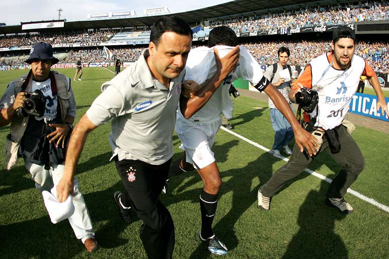 Betão chora o rebaixamento do Corinthians no Brasileiro de 2007