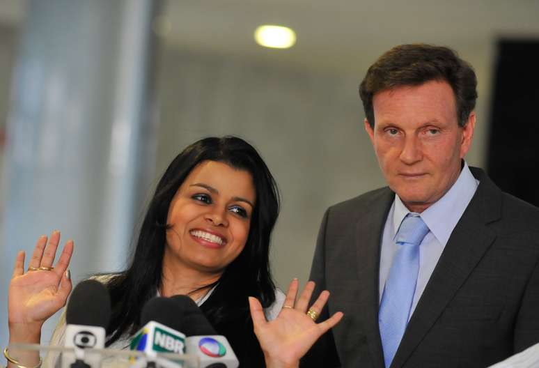 O ministro da Pesca, Marcelo Crivella, e a cantora gospel Damares Alves de Oliveira falam à imprensa após encontro com a presidente Dilma