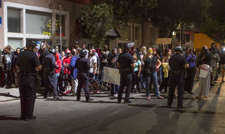 Policiais mantêm linha contra manifestantes um dia depois da absolvição de George Zimmerman na Flórida