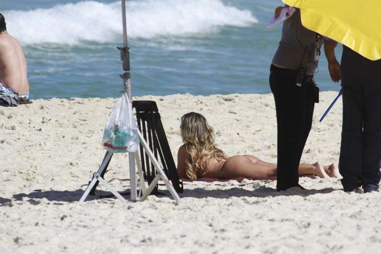 Fernanda Souza gravou cenas de Malhação durante a tarde desta segunda-feira (15) na praia da Barra da Tijuca, no Rio de Janeiro