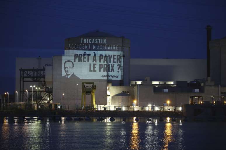 Imagem do presidente François Hollande é projetada na usina; ativistas questionam se o francês é o "presidente da catástrofe"