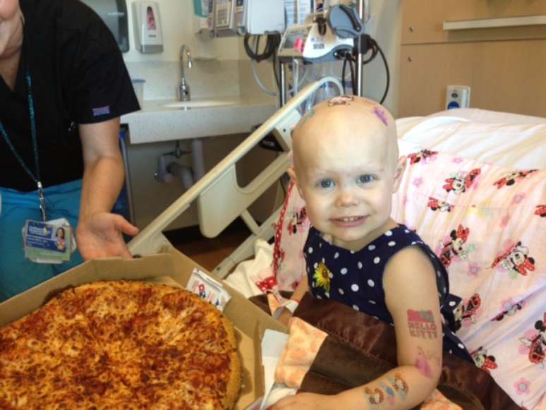 <p>Hazel recebeu mais de 20 pizzas, o que iniciou uma festa com outros pacientes, m&eacute;dicos e enferemeiros</p>