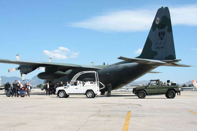 Avião da FAB pousou na Base Aérea do Galeão nesta segunda-feira trazendo os veículos que serão usados pelo Papa Francisco durante visita ao Brasil