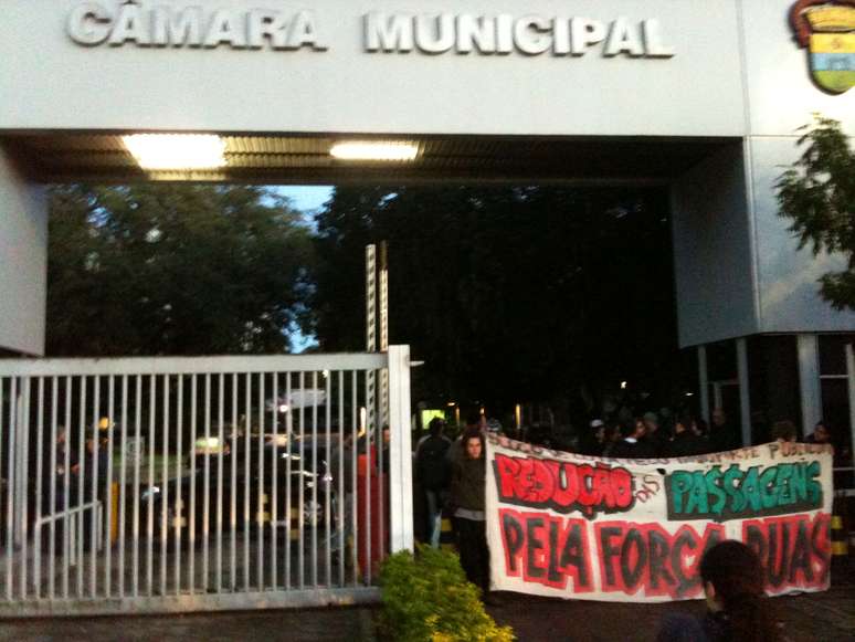 Com faixas na porta de entrada da Câmara, manifestantes montaram check-in e barraram imprensa e partidos políticos