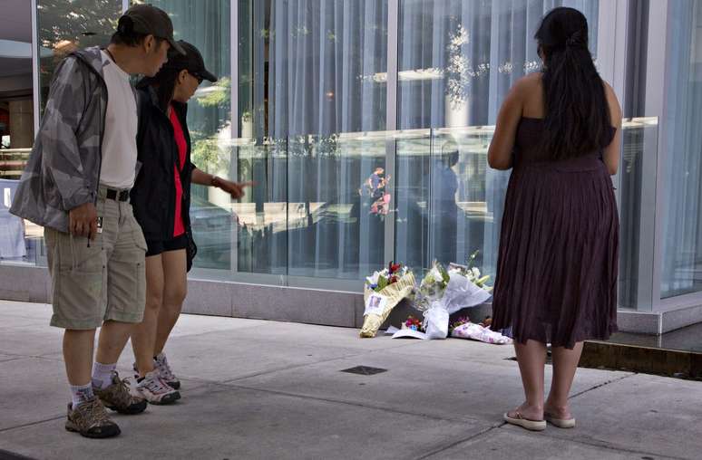 A frente do hotel Fairmont Pacific Rim, em Vancouver, no Canadá, recebeu várias homenagens ao ator Cory Monteith, que foi encontrado morto em um dos quartos do estabelecimento no sábado (13). Fãs deixaram flores, ursos de pelúcia e até cartas para o canadense, que ficou conhecido por atuar na série 'Glee', como o personagem Finn Hudson