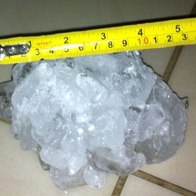 Internauta registra pedra de granizo com cerca de 10 centímetros que teria caído em Cocal do Sul