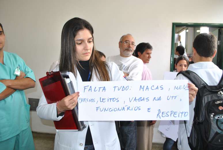 Manifestante mostra insatisfação contra as condições de saúde na Bahia durante visita do secretário estadual da Saúde, Jorge Solla, a Vitória da Conquista, no sudoeste do Estado