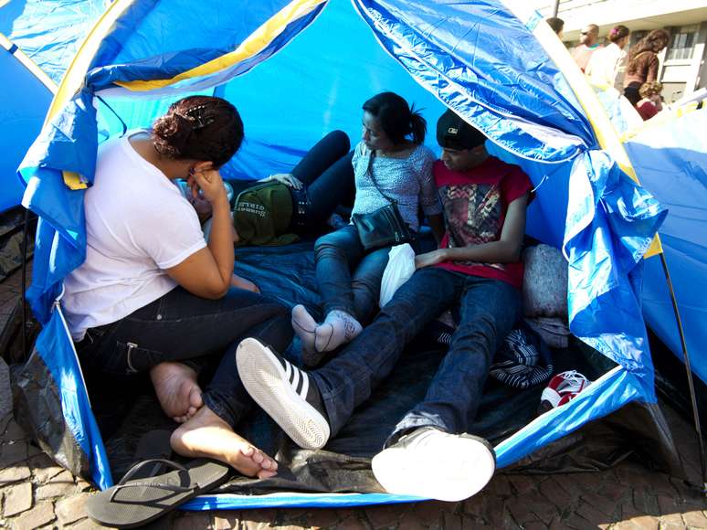 Manifestantes que pedem por moradia continuam acampados em frente à prefeitura de São Paulo