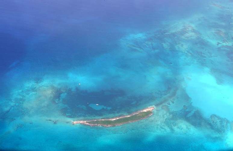 <p><strong>Andros, Bahamas</strong><br />Composto por três ilhas principais e centenas de ilhas e ilhotas, o arquipélago Andros conta com a terceira maior barreira de coral do mundo, com 225 km de extensão, e numerosos buracos azuis explorados pela primeira vez por Jacques Cousteau  num verdadeiro paraíso para mergulhadores.  A maioria do arquipélago permanece intocada, com florestas subtropicais com mais de 50 espécies de orquídeas, além de praias paradisíacas</p>