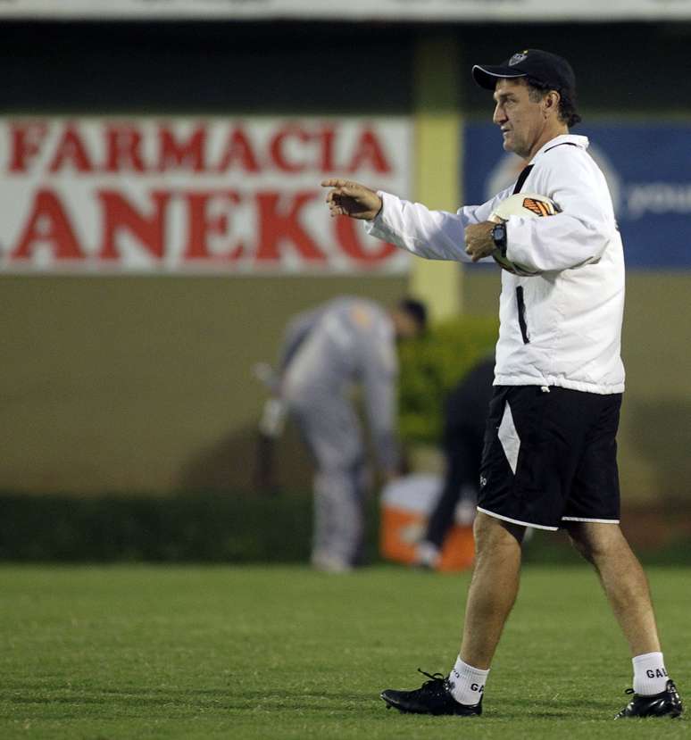 O substituto de Bernard para a final da Copa Libertadores da pr&oacute;xima quarta-feira segue apenas na cabe&ccedil;a de Cuca e da comiss&atilde;o t&eacute;cnica do Atl&eacute;tico-MG. Em seu &uacute;ltimo treino antes de enfrentar o Olimpia, o elenco atleticano realizou apenas atividades recreativos no Est&aacute;dio Feliciano C&aacute;ceres, casa do Sportivo Luque&ntilde;o, em Luque, no Paraguai