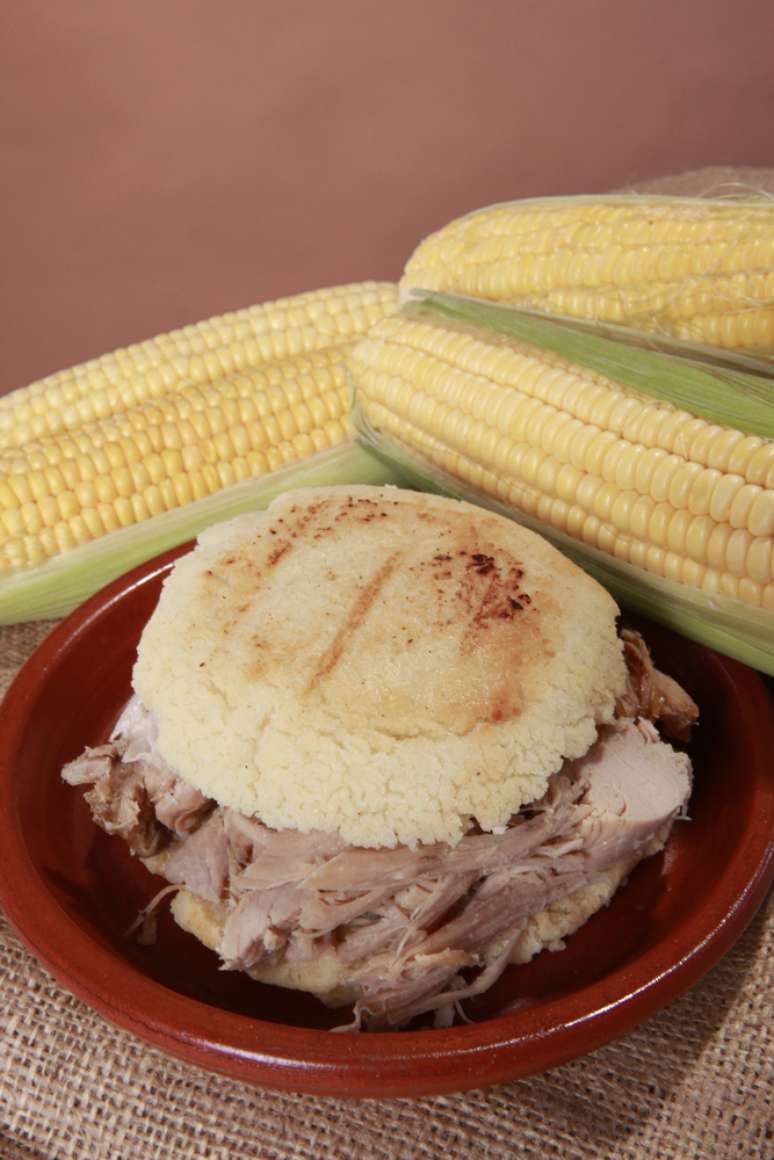 A culinária venezuelana tem várias semelhanças com a brasileira, mas alguns pratos levam ingredientes inusitados. A arepa é uma espécie de pão de milho que se come com recheio de queijo, carne ou frutos do mar