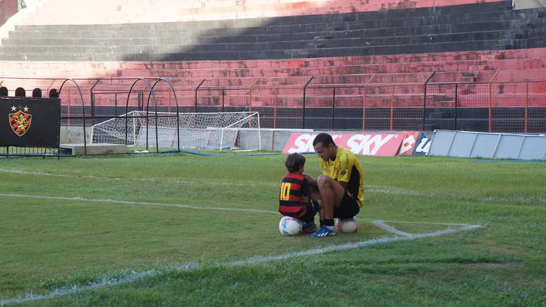 Roger ficou à beira do gramado durante o coletivo, mas depois participou do rachao