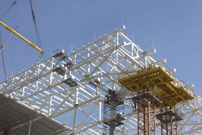 <p>16 de julho de 2013: com 82% das obras concluídas, a Arena Corinthians iniciou a instalação das estruturas metálicas do suporte da cobertura no setor sul das obras </p>