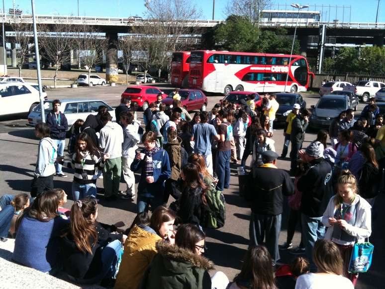 Jovens reunidos em frente a igreja em Porto Alegre