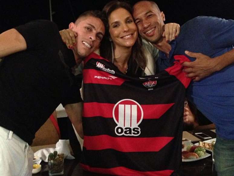 <p>Cantora exibe no Instagram&nbsp;camisa do Vit&oacute;ria que ganhou dos jogadores Gabriel e Dinei</p>